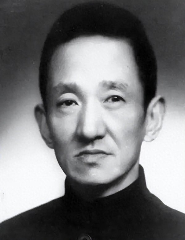 在线炒股配资看必选 陈布雷去世，蒋介石给予国葬规格，战战兢兢写一幅匾额：当代完人