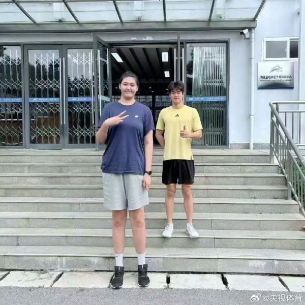 上海配资知识网 1米92的潘展乐和张子宇惊喜同框，瞬间变最萌身高差